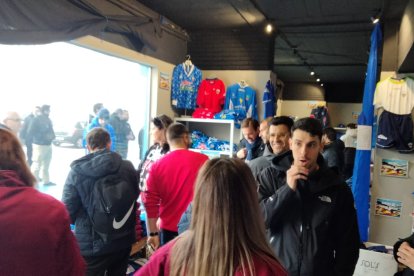 Els abonats han omplert la botiga del Camp d'Esports durant tot el matí.