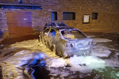 El cotxe, després de l’actuació dels bombers.