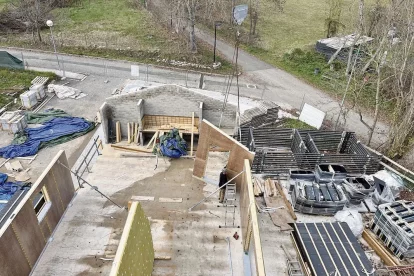 Operaris treballant en l’acoblament de peces prefabricades. - M. CODINAS