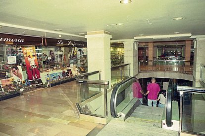 Acceso a la primera planta a través de la escalera mecánica.