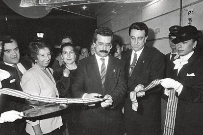El alcalde Oronich inauguró la galería comercial.