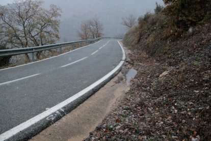 La carretera T-740, entre Falset i Porrera, durant el dia de Nadal amb els primers flocs de neu
