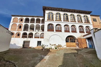 Els primers elements arquitectònics de la casa palatina de Tamarit de Llitera són del segle XVII.