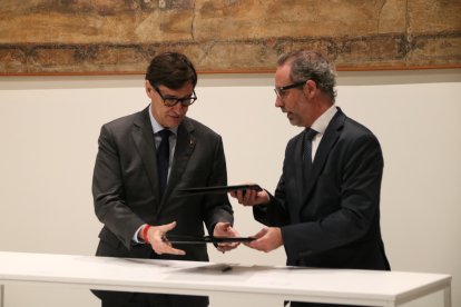 El president del Govern, Salvador Illa, i el president del Consell dels Il·lustres Col·legis de l’Advocacia de Catalunya, Rogeli Montoliu, signen un acord institucional per augmentar el finançament de la justícia gratuïta
