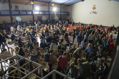 8 d’abril. L’apagada elèctrica estatal va deixar imatges com la dels 590 passatgers d’un tren Avlo que van haver de fer nit a l’Albi.