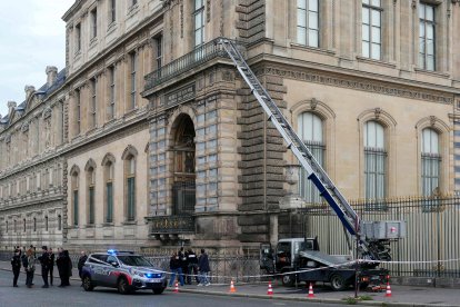 19 d’octubre. De pel·lícula. Quatre lladres van robar al Museu del Louvre a plena llum del dia vuit joies de la Corona francesa de valor incalculable. Feia més de vint anys de l’últim robatori.