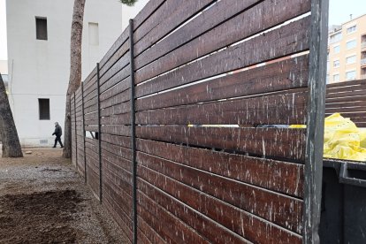 Los excrementos cubren también esta valla.