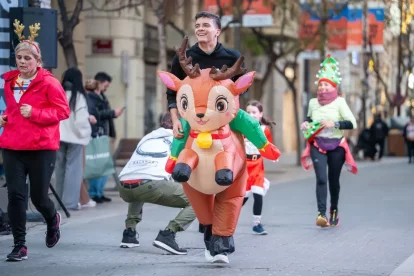 Les disfresses van caracteritzar la cursa de Sant Silvestre a Lleida.