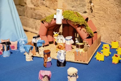 Els escolars de Cervera van confeccionar el seu pessebre reciclat. - JORDI BONILLA