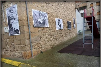 Algunes de les 54 fotos penjades a les parets dels edificis de la Floresta. - M.G.