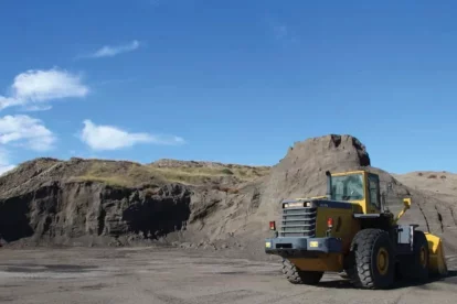 La leonardita s’extreu amb potents excavadores. - ENERIPROMO
