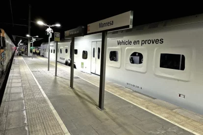 FGC prova de nit a la línia de Manresa els nous trens que rellevaran els de Renfe