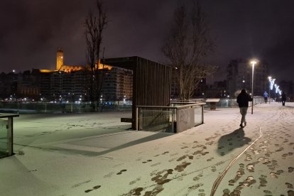 Una passarel·la a Lleida ciutat a primera hora del matí.