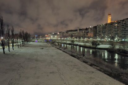 Una vista de la canalització del riu a Lleida aquest dilluns al matí.
