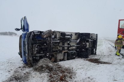 Un camió bolcat a Tarroja de Segarra
