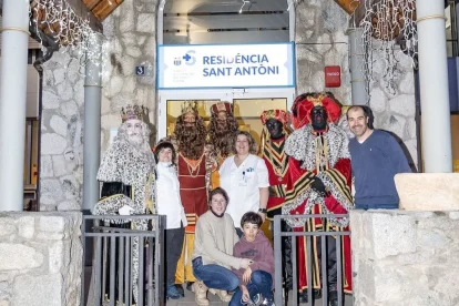 Vielha. A més d’omplir els cors dels més petits amb cavalcades i regals, a Vielha Ses Majestats d’Orient també van visitar residències per a la tercera edat per alegrar els residents en aquestes dates tan assenyalades. - AJUNTAMENT DE VIELHA