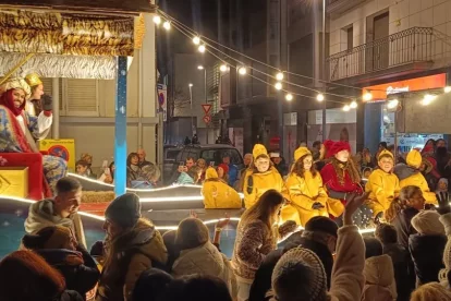 La Seu d’Urgell. A la capital de l’Alt Urgell els Reis van arribar pel canal olímpic, lloc des d’on va començar la cavalcada fins a la sala Sant Domènec. Durant el recorregut els nens els van entregar cartes d’última hora. - CS