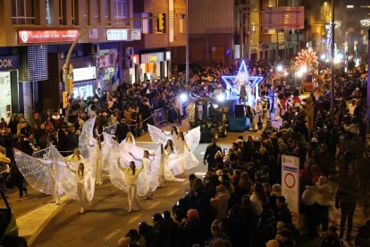 Mollerussa. La comitiva reial va recórrer les principals vies de Mollerussa com l’avinguda Generalitat i el carrer Ferrer i Busquets, i durant el trajecte es van repartir fins a 700 quilos de caramels. Per primera vegada, alumnes de l’Escola de Dansa Montse Miret van animar les carrosses. - J. G. M.