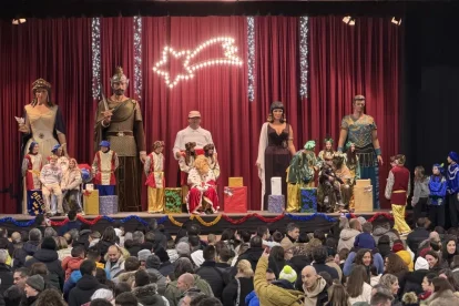 Les Borges Blanques. Les nevades i gelades van obligar a reduir el recorregut de la cavalcada a les Borges Blanques per motius de seguretat i no van fer parada a la Capella. Després d’acabar el nou recorregut, van entregar regals als petits al pavelló municipal. - AJUNTAMENT DE LES BORGES BLANQUES