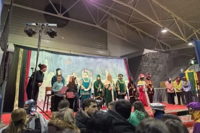 Tremp. A la capital del Pallars Jussà Ses Majestats d’Orient van iniciar la cavalcada a l’avinguda Pirineus. Posteriorment van saludar els veïns al poliesportiu El Casal, on també van fer els parlaments.