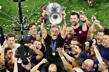 Luis Enrique celebra un dels títols aconseguits amb el PSG, gesta que ha repetit el 2025 en sis ocasions. - EUROPA PRESS