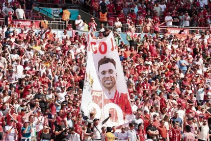 L’afició del Liverpool va homenatjar Diogo Jota. - EUROPA PRESS