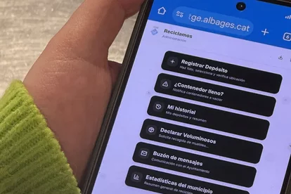 El consistori va repartir ahir els nous contenidors i va activar l’app per a mòbils. - A.L.A.