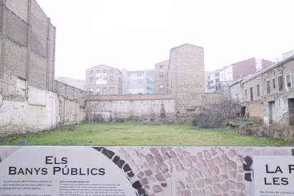 Estat actual del solar, als números 9 i 11 de Cardenal Remolins. - INGRID SEGURA