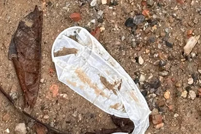 L’accés a una torre destrossat, una altra de negada, un preservatiu i una rata morta arrossegats per l’aigua.