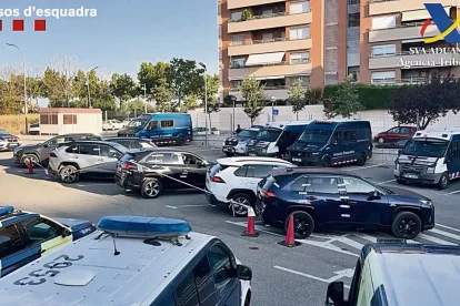 Alguns dels cotxes robats, custodiats fa uns mesos a la comissaria de Lleida. - MMEE/VD