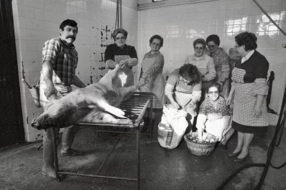 La Festa del Porc es va començar a celebrar a Alcarràs el 1986. A la foto, les mestresses de casa a l’escorxador. - A.A.