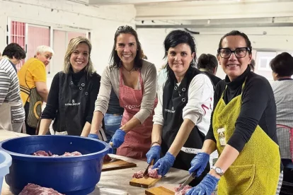 Les Mestresses de Casa elaborant el mandongo dimarts passat. - LLEONARD DELSHAMS