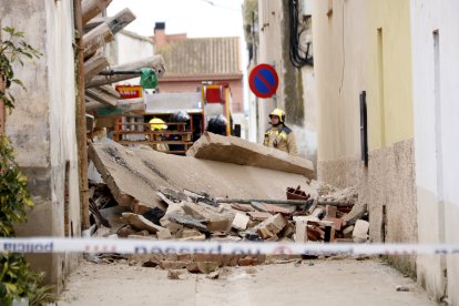 Paret esfondrada d'una casa a Vilanova de Bellpuig