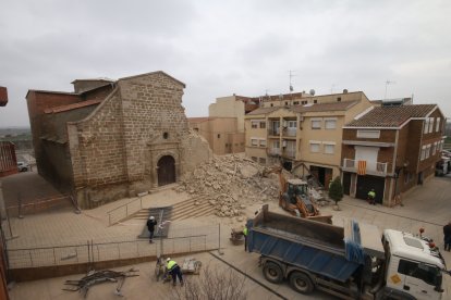Imatge aèria de la plaça de l'Església de Rosselló, amb les runes del campanar caigut.