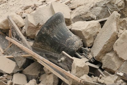 La campana del campanar de Rosselló, després que caigués la torre.