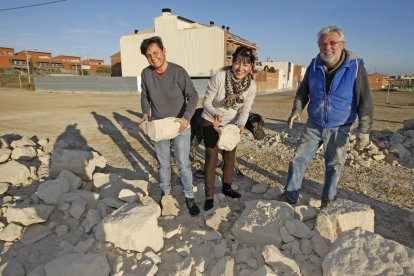 Diversos veïns i curiosos d'altres pobles van emportar-se una pedra del campanar com a 'souvenir'.