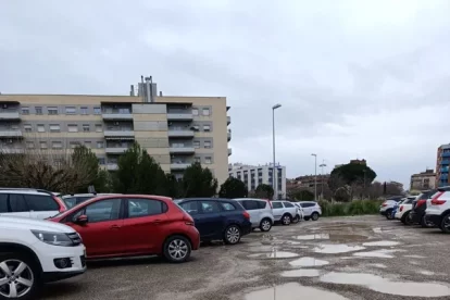 El pàrquing davant de l’institut Torre Vicens. - JORDI ECHEVARRIA