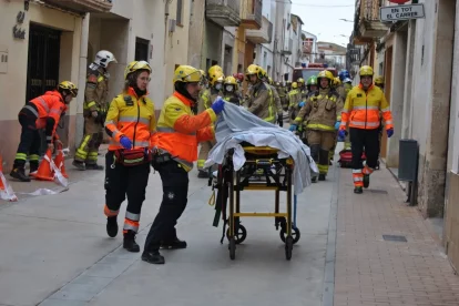 Els bombers van aconseguir rescatar el segon home atrapat al voltant de les 10 del matí i va ser traslladat a l’hospital. - LAIA PEDRÓS