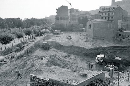 Els primers treballs d’excavació per als fonaments.