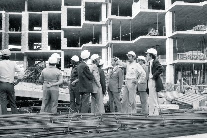 Visita de les autoritats per comprovar l’avanç de les obres.