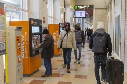 Un usuari imprimint un títol de transport a l’estació de Lleida-Pirineus. - JORDI ECHEVARRIA