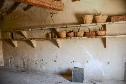 Números a les parets per ubicar els soldats ferits. - A.E.S.