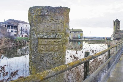 Monòlit amb la data de construcció de la bassa i la data de les primeres obres de millora. - LAIA PEDRÓS