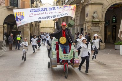 L’arribada a la meta d’un dels vehicles. - JORDI ECHEVARRIA