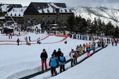 Esquiadors ahir a l’estació de Port Ainé. - ALBERT L. COBO