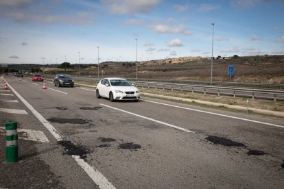 Durant el cap de setmana ja s’han tapat alguns clots de la via. - JORDI BONILLA