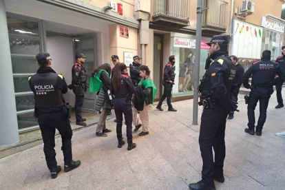La protesta va mobilitzar diversos agents de la Urbana i els Mossos. - PAH LLEIDA