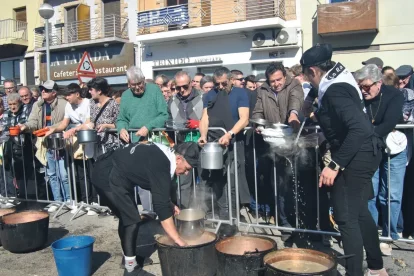 Milers de persones es van concentrar a l’avinguda Valldans de Ponts per degustar el Ranxo. - E.FARNELL