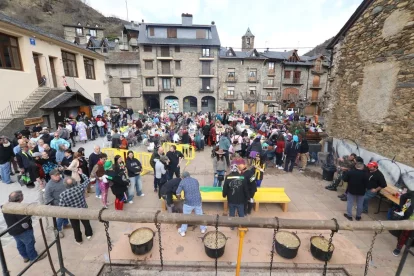 Rialp. Aquesta localitat del Sobirà va abaixar el teló del Carnaval amb calderada en la qual es van servir vora un miler de racions. - JUNTSXCAT