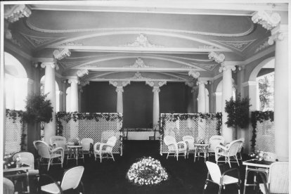 Interior del edificio en los años 20 del siglo pasado, con la decoración que lo convirtió en una cafetería.